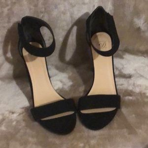 Black strap sandal